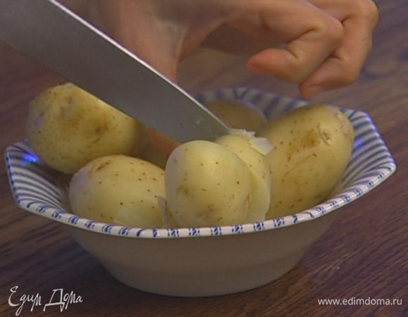 Картофель вымыть, отварить в мундире и разрезать пополам.