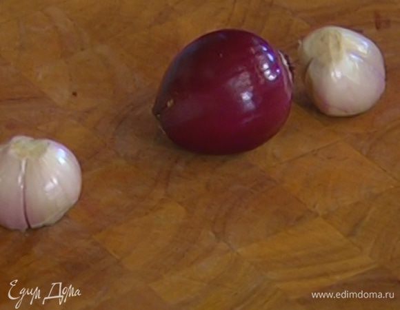 Лук и чеснок почистить.