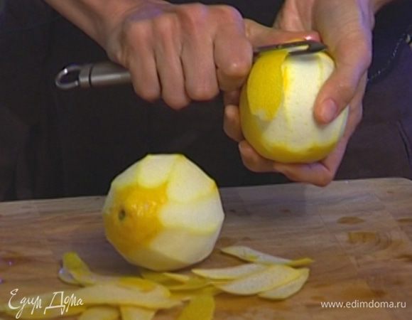 С лимонов срезать цедру, сок выжать.