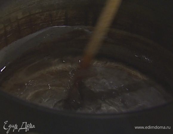 Вскипятить полтора-два литра воды.