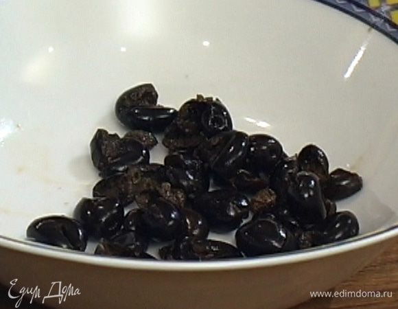 Оливки разломить пополам, косточки удалить. 