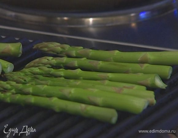 Со спаржи срезать грубые кончики и отправить ее на несколько минут на гриль или в разогретую духовку.