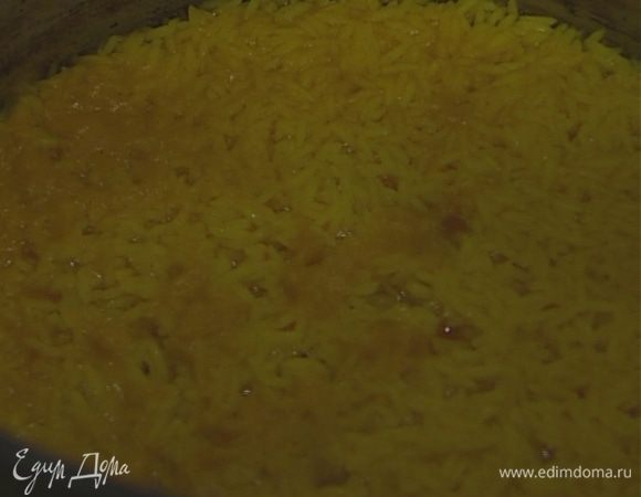 Рис всыпать в кастрюлю, залить 750 мл кипятка, посолить, добавить куркуму и отварить до готовности.