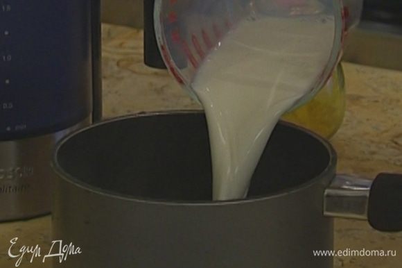 Молоко влить в небольшую кастрюлю, добавить 250 мл воды и довести до кипения.