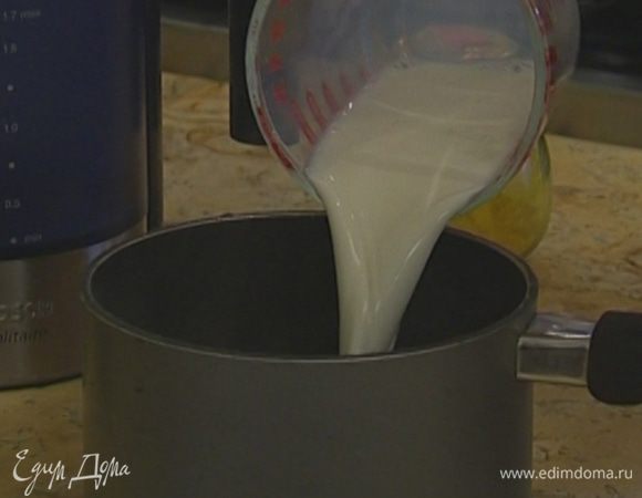 Молоко влить в небольшую кастрюлю, добавить 250 мл воды и довести до кипения. 