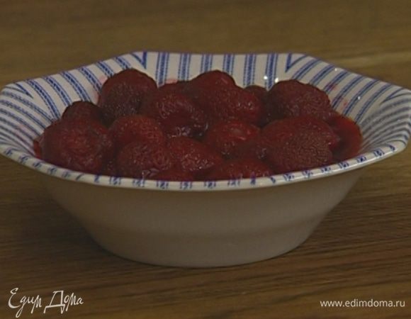 Клубнику предварительно разморозить.