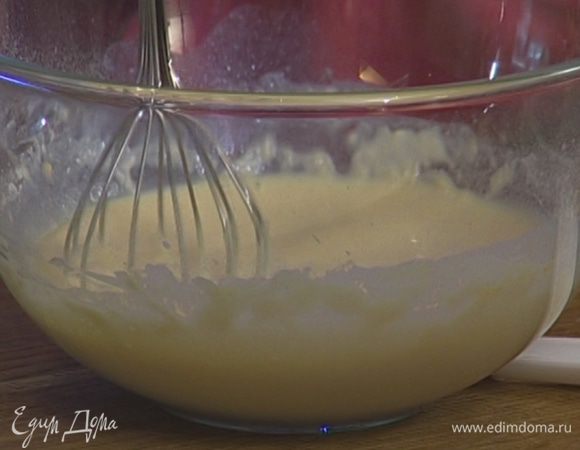 Приготовить тесто: просеять 150 г муки, добавить яйцо, 325 мл молока, по щепотке соли и сахара и вымешать тесто.