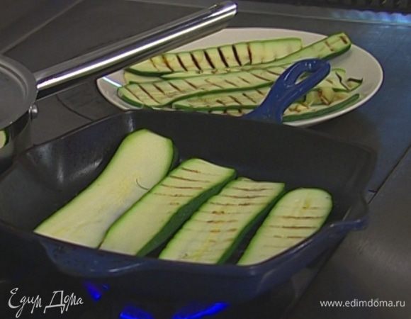 Цукини нарезать длинными полосками толщиной примерно 5 мм и обжарить их на хорошо разогретой сковороде-гриль. 