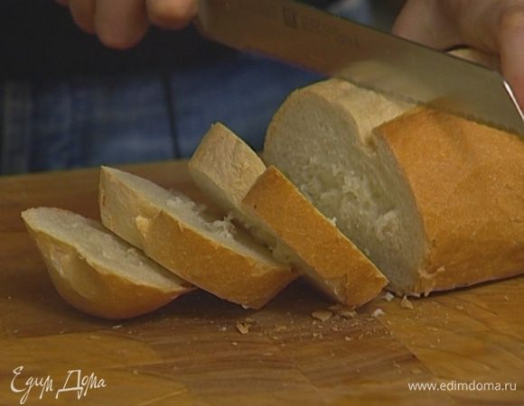 Белый хлеб нарезать и подсушить в тостере или на гриле. 