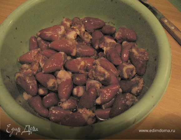 Куриные сердечки замариновать в соевом соусе, можно потереть туда корень имбиря. 
Пропорции такие: на 1 кг куриных сердечек - 2-3 см корня имбиря. Соевый соус должен или покрывать сердечки, или надо несколько раз перемешивать пока они маринуются.
Мариновать минимум 1 час - а можно и на ночь оставить в холодильнике. 