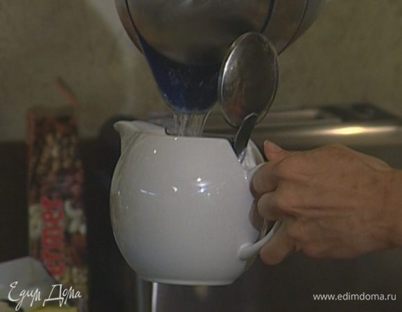 Сухой чай залить 200 мл кипятка и заварить крепкий чай. 