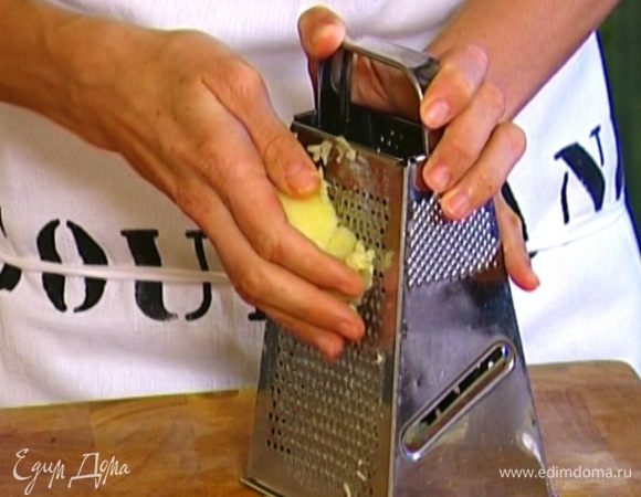 Картофель отварить в мундире, почистить и натереть на крупной терке.