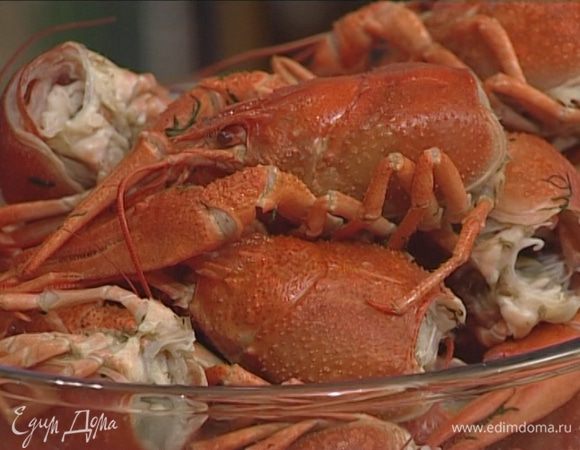 Раковые шейки опустить в подсоленную кипящую воду, добавить лавровый лист, душистый перец, сухой укроп и отваривать 15 минут.