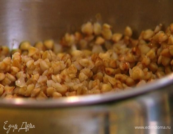 Гречку залить стаканом воды, довести до кипения, накрыть крышкой и варить на небольшом огне до готовности. 