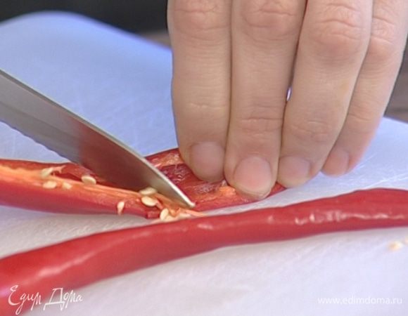 Перец чили разрезать пополам и освободить от семян.