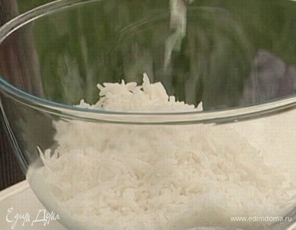 Рис отварить в подсоленной воде.