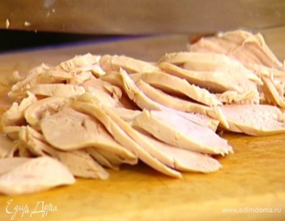 Куриную грудку предварительно отварить, затем нарезать небольшими кусочками.