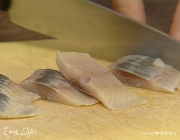 Сельдь нарезать кусочками.