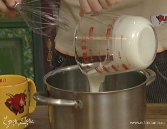 Йогурт влить в небольшую кастрюлю.
