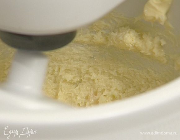 Сливочное масло с сахаром взбить в комбайне. 