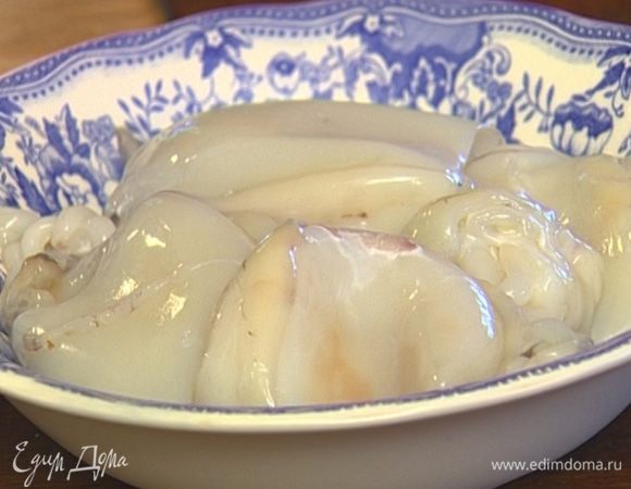 Кальмаров почистить, вымыть и просушить бумажным полотенцем.