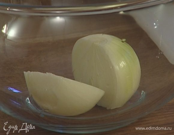Лук почистить и крупно порезать.