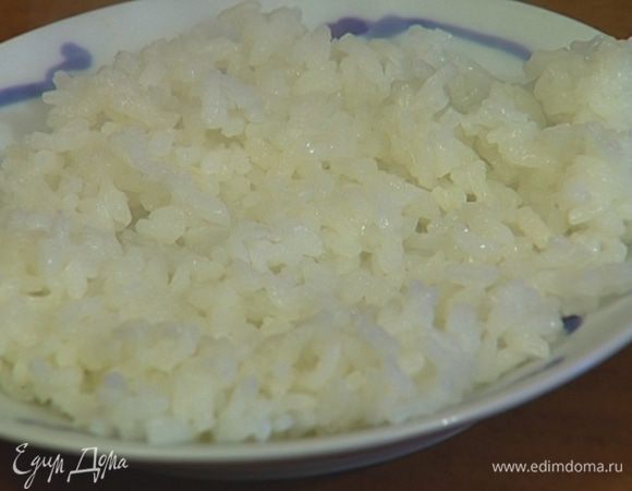 Сбрызнуть заправкой готовый рис.