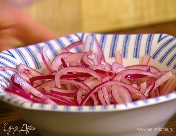  Лук почистить, нарезать тонкими полукольцами и замариновать в яблочном уксусе.