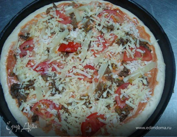 Сначала разведем дрожжи с сахаром,добавим соль ,яйцо,воду.Картофель предварительно отварить и растолочь в пюре,затем еще теплым добавить его в дрожжи с водой ,хорошо венчиком взбить.Муку просеять через сито и в нее аккуратно влить полученную массу,начать вымешивать ,добавляя оливковое масло.После этого тесту дать подойти,затем снова вымешать и разделить его на 6 равных частей.Выложить на смазанный маслом стол,накрыть полотенцем и дать еще раз подойти.Пока тесто подходит мелко нарезать "Моцареллу" а весь остальной сыр натереть на крупную терку,нарвать кусочками куриное филе,нарезать соломкой ветчину и ананас.Приготовить соус,перемешав кетчуп,майонез .орегано,розмарин и мелко нарезанные оливки.Когда тесто уже подошло берем формы для пиццы .смазываем оливковым маслом,и пальцами осторожно рздвигаем по форме тесто , сделав по краям узенький бортик.Затем смазываем соусом ,выкладываем "Моцареллу"(разделив все на 6 частей),куринное филе,ветчину,ананас и порезанный полукольцами  помидор.Сверху посыпаеп "Родомером","Российским" сыром и в последнюю очередь "Пармезаном" Духовку раскалить до самой высокой температуры.Ставить пиццу на 7-9 минут ,до румяного цвета.Это тесто можно использовать для разных начинок ,заменив мясо морепродуктами.