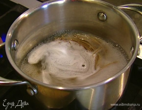 Лапшу отваривать 3 минуты в горячей воде, затем откинуть в дуршлаг, промыть и вернуть в кастрюлю. 