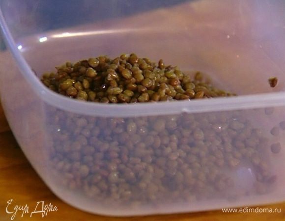 Чечевицу отварить, остудить и выложить в салатницу.
