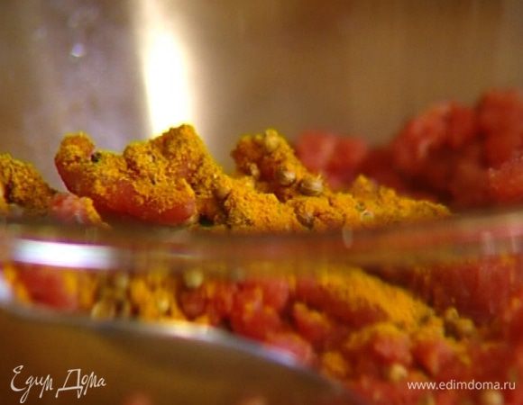 В фарш добавить кориандр, куркуму, карри.