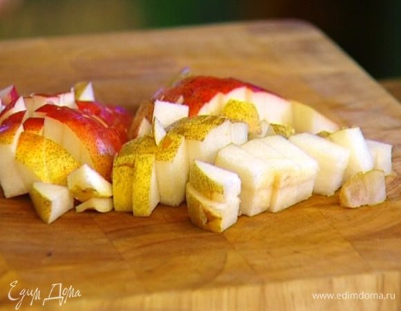 Яблоки и грушу, удалив сердцевину, порезать маленькими кубиками.