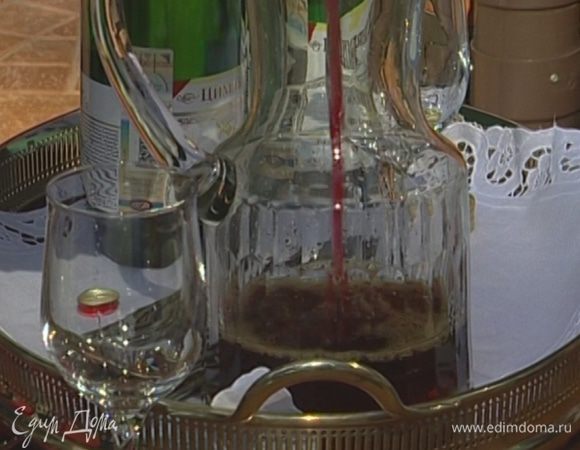 Мартини влить в большой графин.