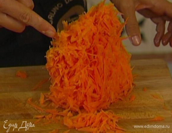 Натертую цедру добавить к моркови.