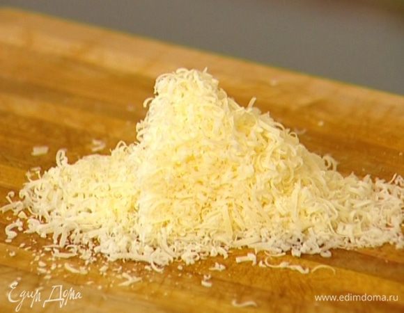 Сыр натереть на мелкой терке. 
