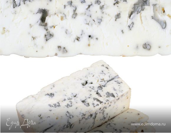 Порезать брынзу кубиками и положить в миску. Залить 2 ст. л. оливкового масла и лимонным соком, добавить цедру и чили. И пусть маринуется минут 30.  