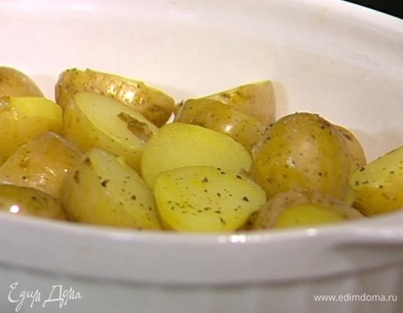 Молодой картофель отварить в мундире, затем разрезать пополам, выложить в форму для запекания и сбрызнуть оливковым маслом. Немного поперчить, посолить и отправить в духовку под гриль, чтобы картофель стал золотистым.