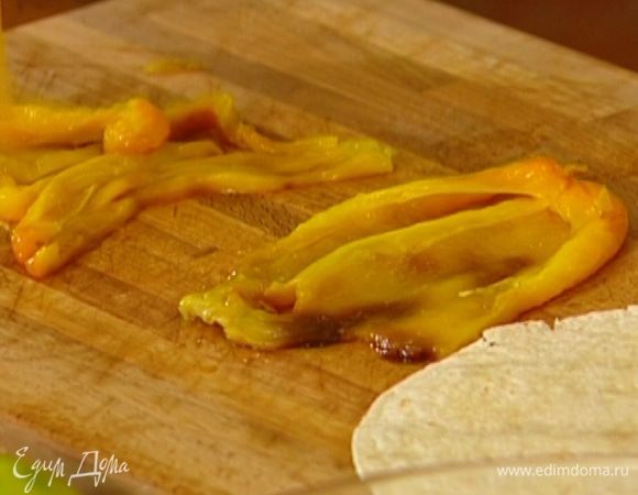 Сладкий перец запечь в духовке, затем отправить в герметично закрывающуюся емкость, например, в кастрюлю с крышкой, или плотно завязать в целлофановом пакете. Когда перец чуть остынет, почистить его и нарезать длинными полосками.