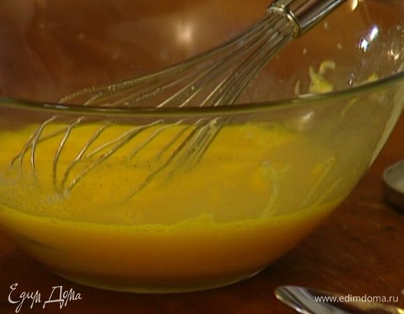 Яйца слегка взбить венчиком. 