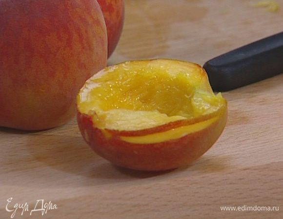 Персик, удалив кожицу и косточку, порезать на небольшие кусочки.