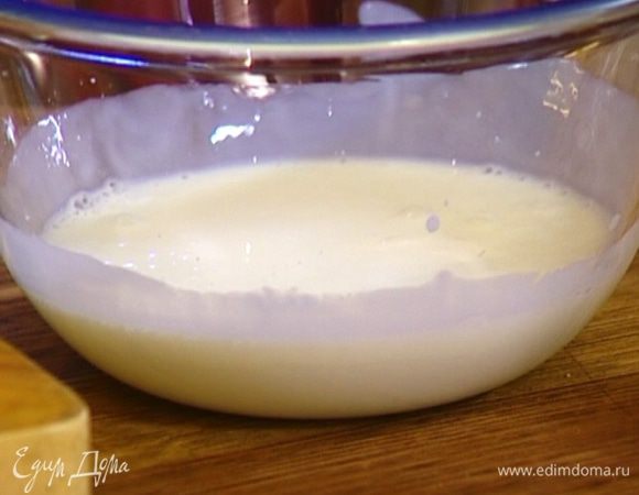 Налить в глубокую посуду кефир, всыпать соду и соль, все перемешать.