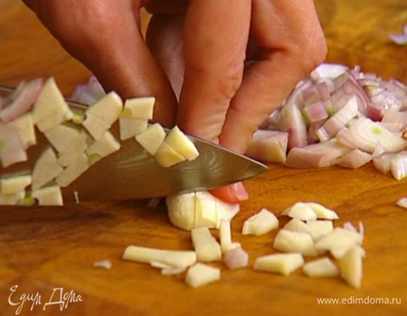 Лук-шалот и чеснок почистить и мелко нарезать.