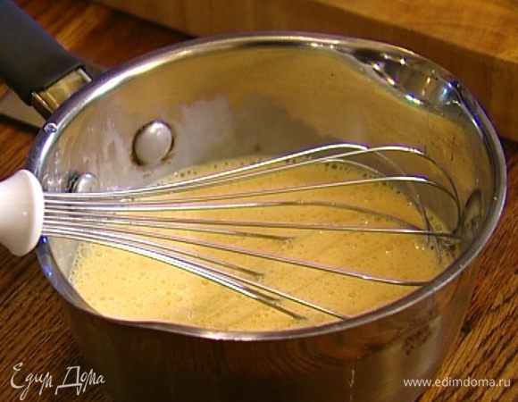 Яйца взбить венчиком в небольшой кастрюле, добавить сливки и все перемешать. 