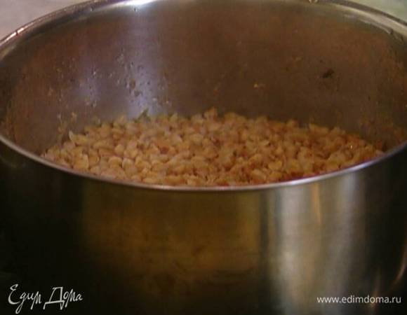 Гречку залить 2 стаканами воды, довести до кипения, посолить, закрыть крышкой и варить на небольшом огне до готовности. 