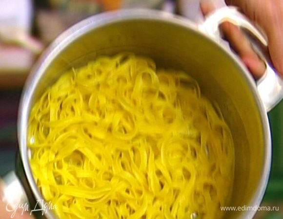 Макароны отварить в подсоленной воде, затем откинуть на дуршлаг и вернуть в кастрюлю.