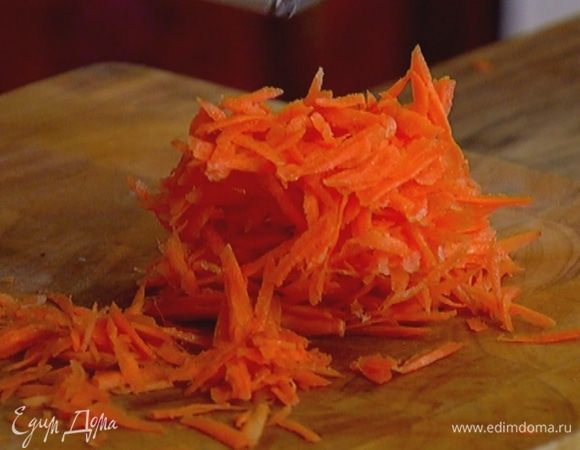 Морковь почистить и натереть на крупной терке.