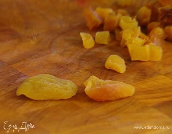 Сухофрукты нарезать маленькими кубиками и поместить в небольшую кастрюлю.