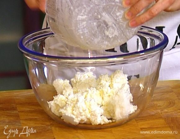 Творог размять.