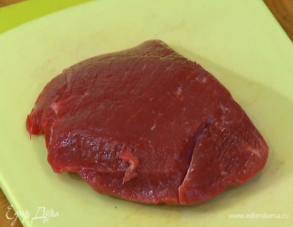 Мясо порезать на набольшие кусочки, срезав ненужный жир.